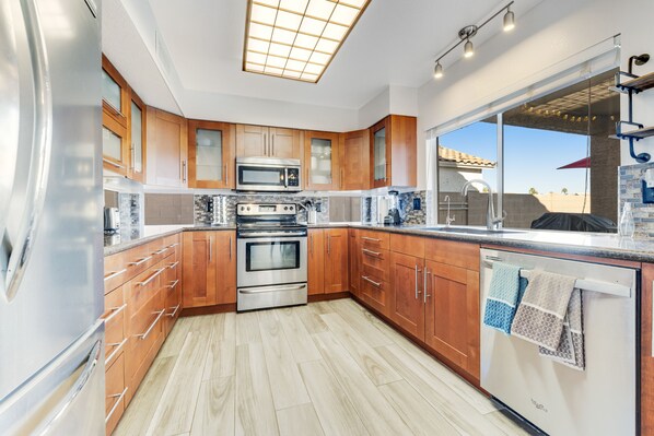 Refrigerador, microondas, horno y parrilla de estufa 