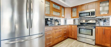 Frigorífico, microondas, horno y placa de cocina