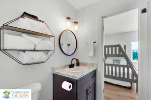 Combined shower/tub, hair dryer, towels - Steps to the Beach 3BR Coastal Home Sleeps 10 (Port Saint Joe)