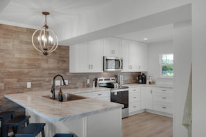 Refrigerador, microondas, horno, placa de cocina