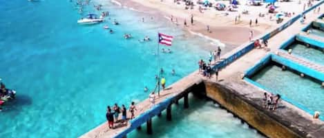 Perto da praia, espreguiçadeiras, toalhas de praia
