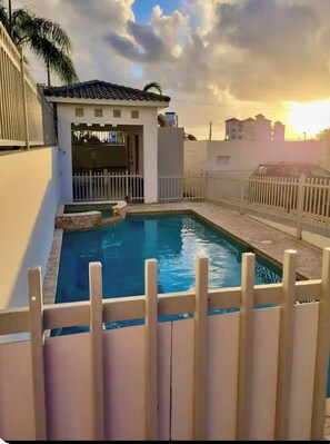 Outdoor pool - Catch some waves and chill, with high speed Wi-fi, washer & dryer. (Rincon)