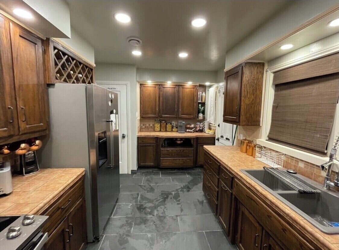 Microwave, dishwasher, coffee/tea maker, cookware/dishes/utensils