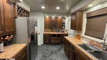 Microwave, dishwasher, coffee/tea maker, cookware/dishes/utensils