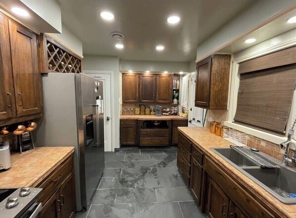 Microwave, dishwasher, coffee/tea maker, cookware/dishes/utensils - Newly Listed Historic 1930’s 2 Bedroom House (Bakersfield)