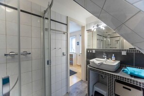 Dusche, Haartrockner, Handtücher