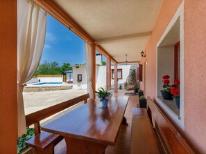 Outdoor dining - Beautiful villa for 6 people with WIFI, A/C, private pool, TV and terrace (Pazin)