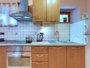 Mikrobølgeovn, ovn, opvaskemaskine, højstol