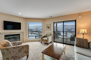 تلفزيون، مدفأة، كرة قدم الطاولة، تنس طاولة