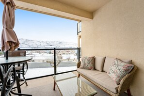 تلفزيون، مدفأة، كرة قدم الطاولة، تنس طاولة