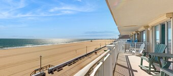 Beachfront Gem- Ocean-Facing Balcony, Rooftop Pool and free WIFI