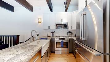 冰箱、微波炉、烤箱、炉灶