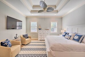 3 habitaciones, escritorio y tabla de planchar con plancha 
