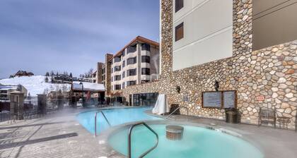 2nd-Floor Studio w/Mtn Views, Shared Outdoor Hot Tub & Heated Pool, Washer/Dryer