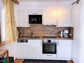 Kühlschrank, Mikrowelle, Ofen, Geschirrspüler