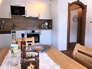 Kühlschrank, Mikrowelle, Ofen, Geschirrspüler