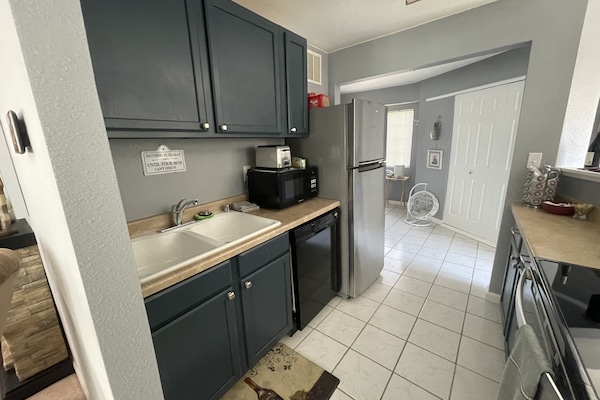 Een koelkast, een microgolfoven, een oven, een kookplaat