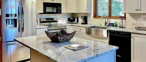 Frigorífico, microondas, horno y placa de cocina