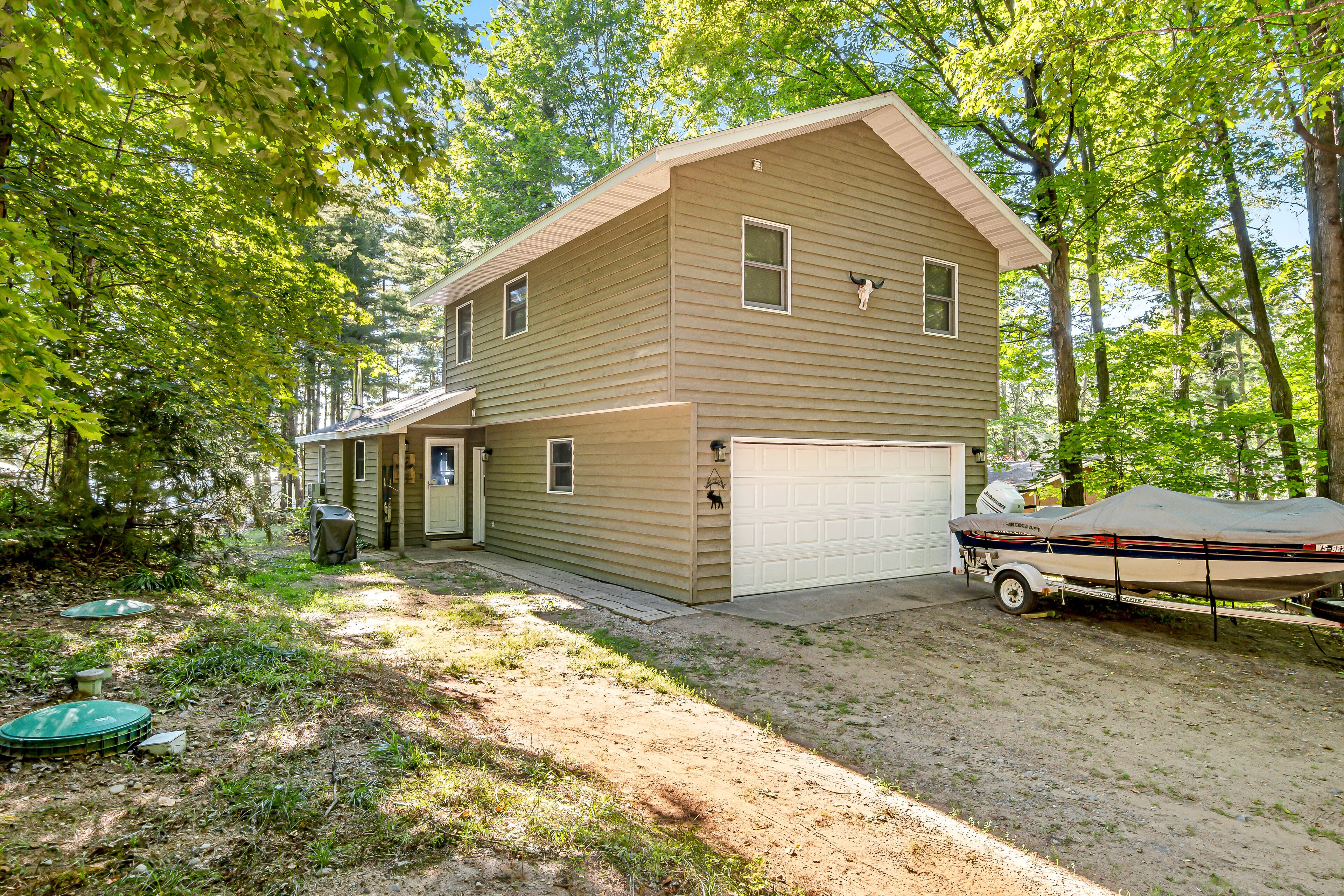 Cozy Lakefront Cabin w/ Kayak, Fireplace & WiFi - Near Dock & Snowbirds Welcome
