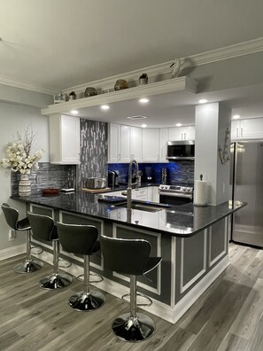 Refrigerador, microondas, horno y parrilla de estufa 