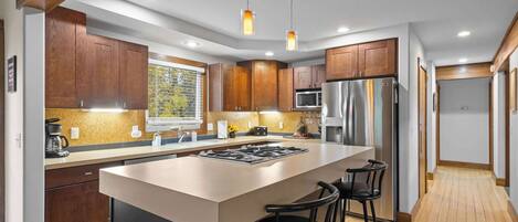 Coffee/tea maker, fridge, microwave, oven