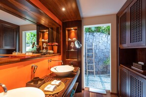 Douche, séchoir à cheveux, serviettes fournies