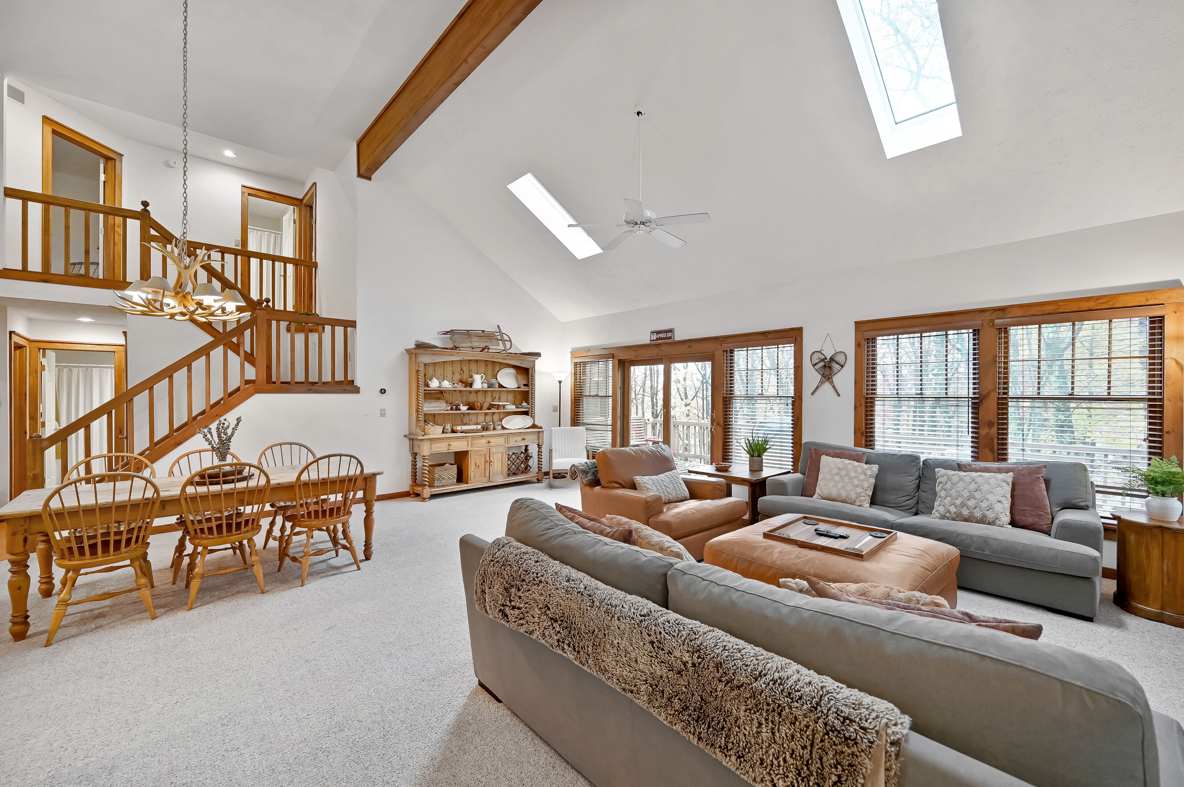 Smart-TV, Kamin, Videospiele, DVD-Player