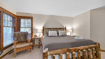 4 slaapkamers, een bureau, een strijkplank/strijkijzer, reisbedje