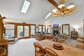 Smart TV, caminetto, videogiochi, lettore DVD