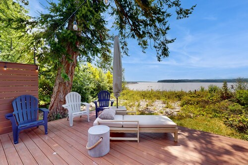 High-end waterfront getaway with amazing views, private beach & large deck