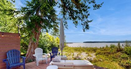 High-end waterfront getaway with amazing views, private beach & large deck