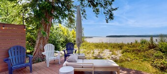 High-end waterfront getaway with amazing views, private beach & large deck