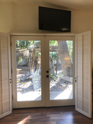 Serene, ideally-located studio near El Paseo and Concert grounds