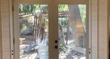 Serene, ideally-located studio near El Paseo and Concert grounds