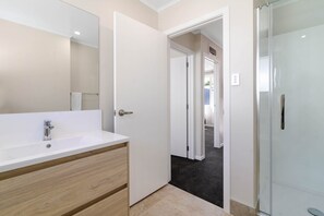 Executive Apartment, 2 Bedrooms | Bathroom - Thermal Oak Motel (Rotorua)