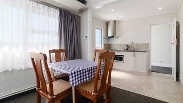 Suite, 1 Bedroom, 1 King and 2 Twin | In-room dining
