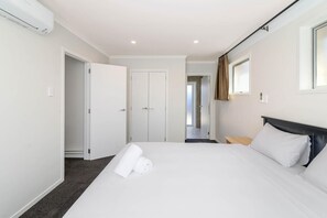 Iron/ironing board, free cribs/infant beds, free WiFi, bed sheets - Thermal Oak Motel (Rotorua)