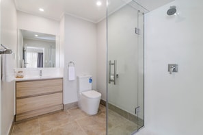 Suite, 1 Bedroom, 1 King and 2 Twin | Bathroom