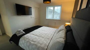 2 bedrooms, iron/ironing board, free WiFi, bed sheets