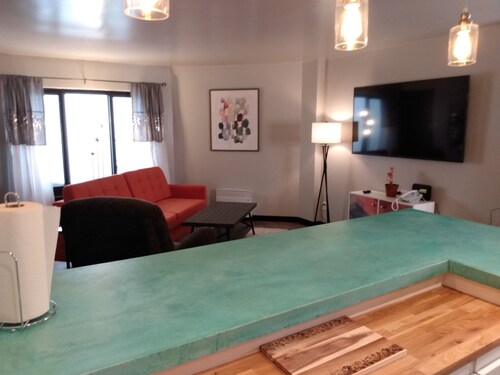 Silver Creek 2 BR Condo, A/C, Indoor / Outdoor Pool & Hot Tub