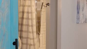 Bañera, secador de pelo, toallas, jabón