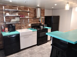 Réfrigérateur, micro-ondes, four, plaque de cuisson