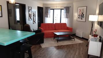 Tv, eldstad, dvd-spelare och ett musikbibliotek