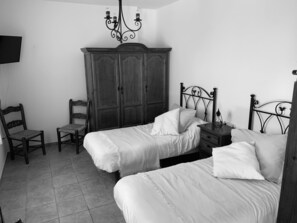 8 slaapkamers, een strijkplank/strijkijzer, wifi, beddengoed