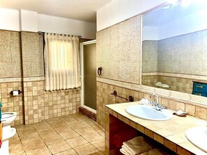 Een douche, een haardroger, handdoeken