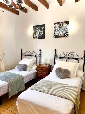 8 chambres, fer et planche à repasser, Wi-Fi, draps fournis
