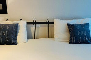 1 habitación, tabla de planchar con plancha, wifi y ropa de cama 