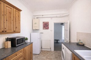 Køleskab, mikrobølgeovn, ovn, kogeplade