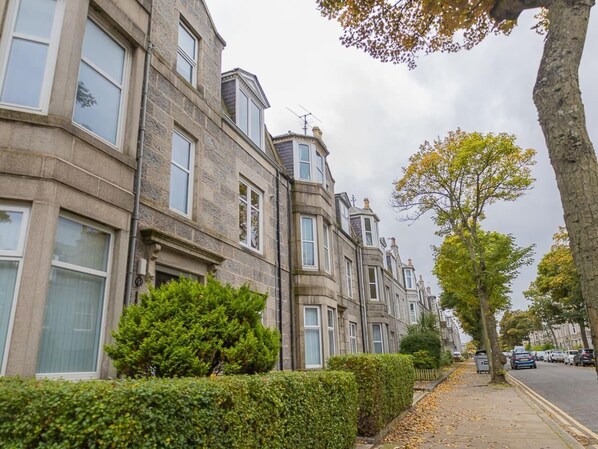 Exterior - Summit West End Elegant 1 Bed Flat Free Parking (Aberdeen)