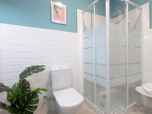 Dusche, Haartrockner, Handtücher, Seife